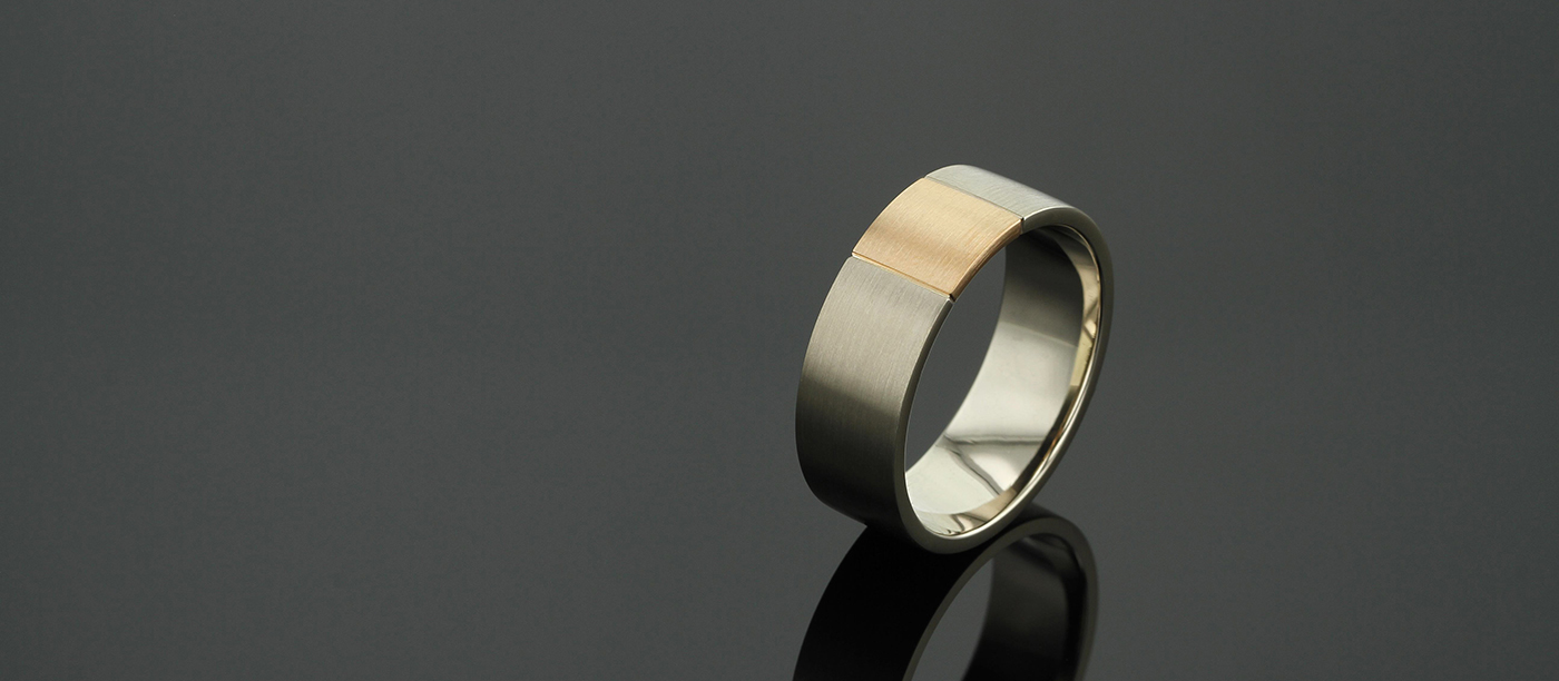 Masculine ring in 18ct white gold with a 18ct rose gold square element in a matted outside finish and polished inside. 