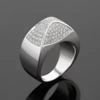 White gold ring adorened with diamonds