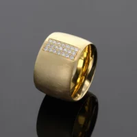 Wide ring in brushed yellow gold with a row of diamonds