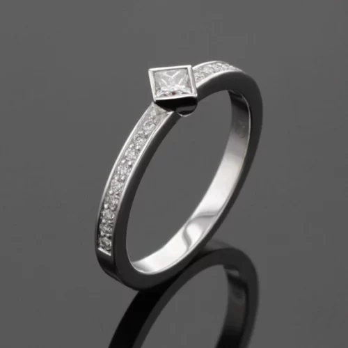 Classic ring in white gold with diamonds