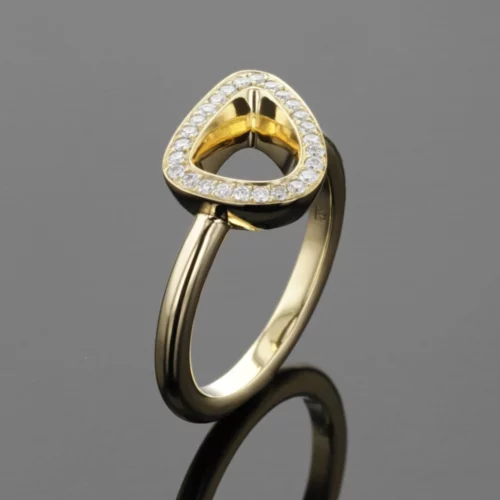 Yellow gold ring with diamonds