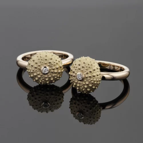 Sea urchin rings in yellow gold with diamonds