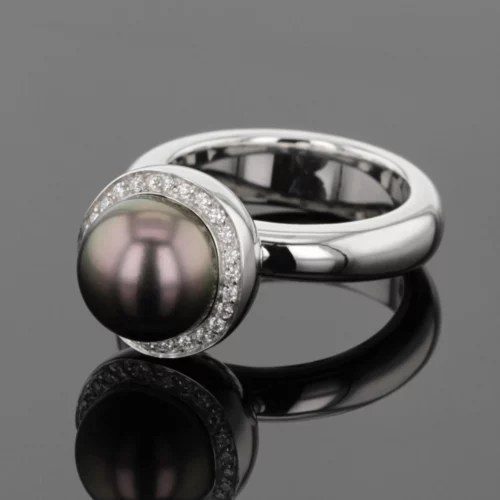 Large ring in white gold with a big Tahiti pearl surrounded by diamonds