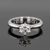 Classic engagement ring in white gold with a 1 carat diamond