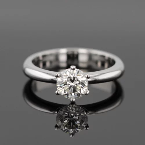 Classic engagement ring in white gold with a 1 carat diamond