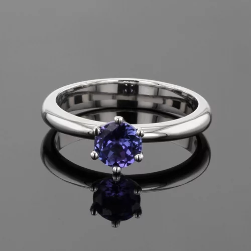 Classic engagement ring in white gold with a Tanzanite