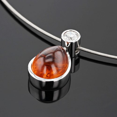 White gold pendant with pear-shaped Mandarin Garnet and 0.55ct diamond