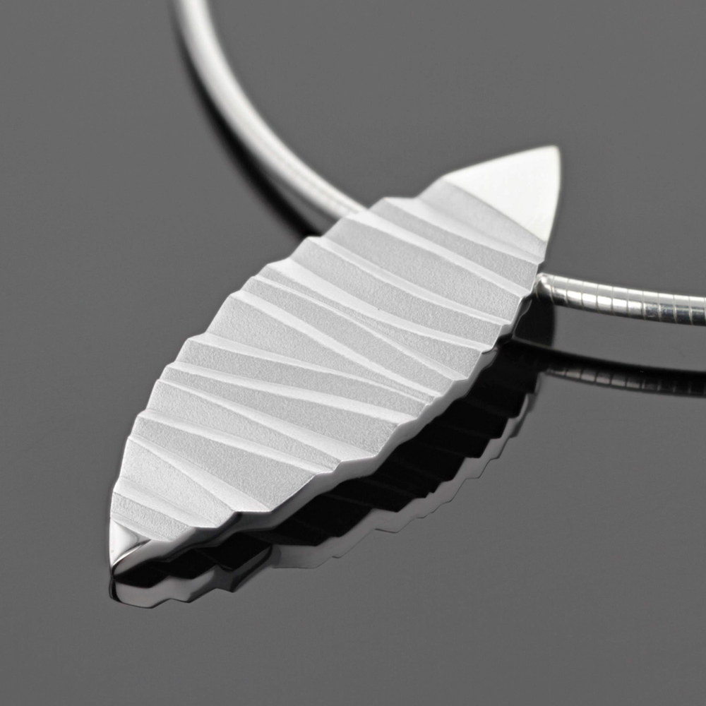 Mauritius jewellery: silver pendant leaf