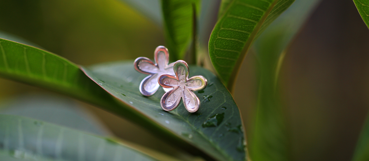 Textured flower earrings 