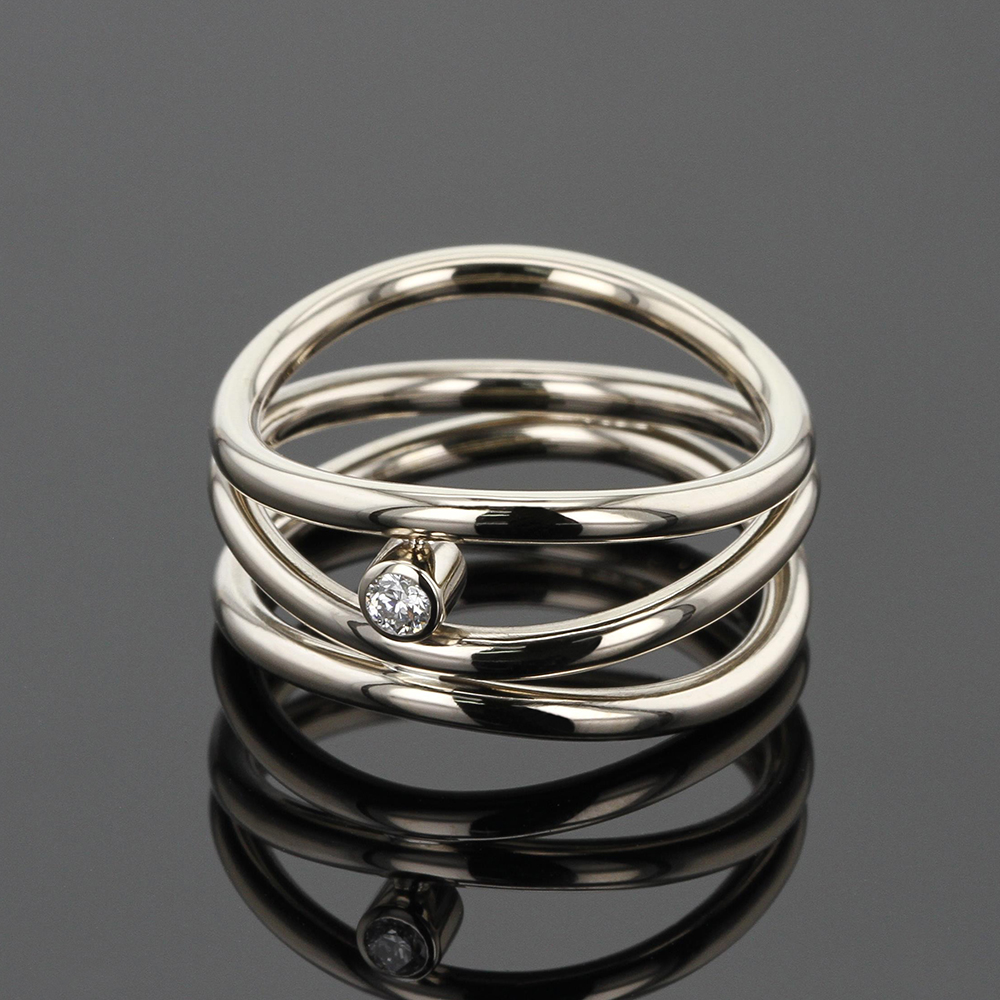 Wire optic ring in white gold with a diamond