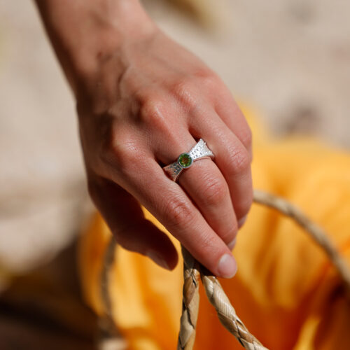 Sea urchin ring with a Peridot