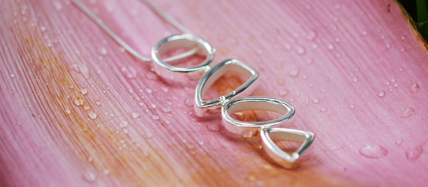 Pendant in polished silver made up of shapes