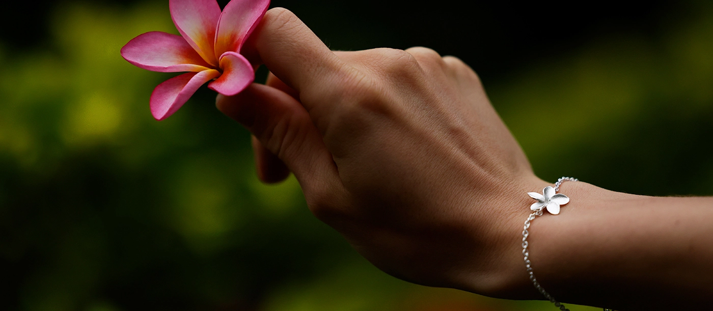 Delicate frangipani flower bracelet in silver