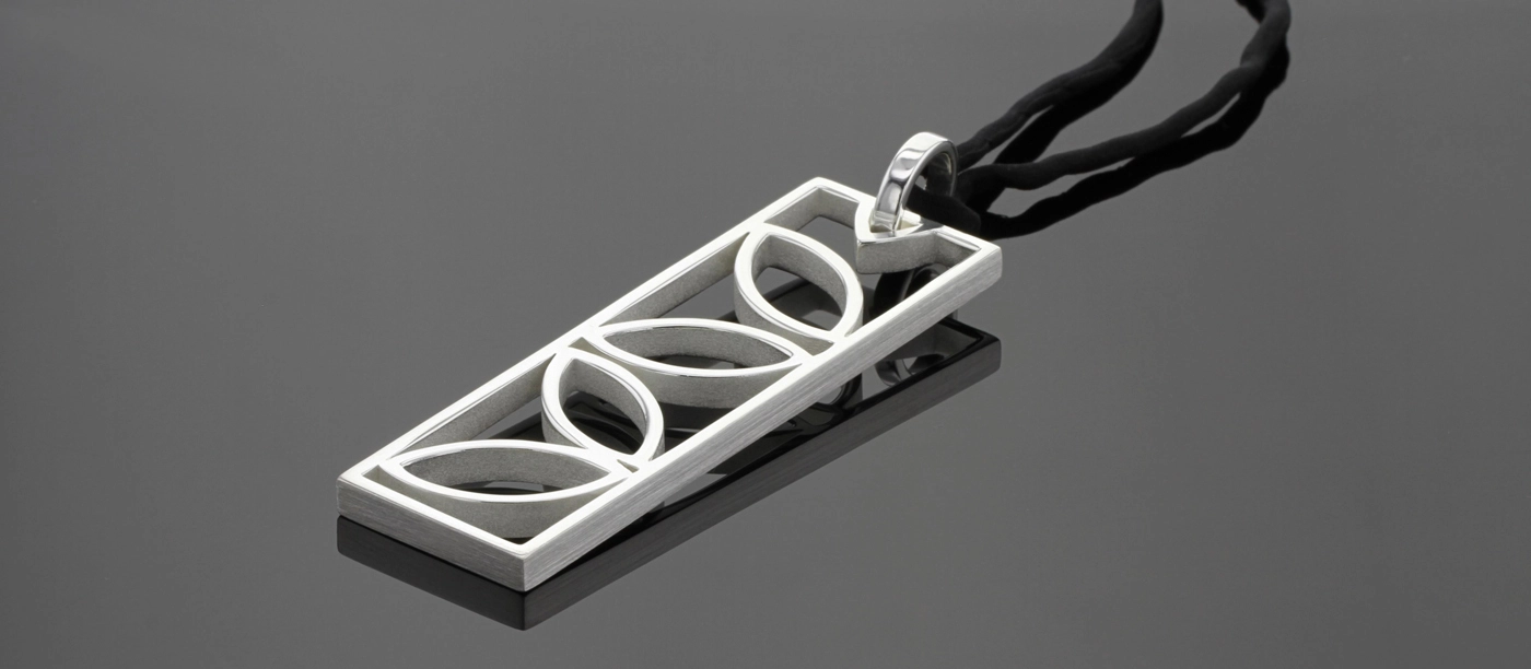 Rectangular frame pendant in silver with leaf elements