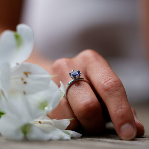 18ct white gold ring with a Tanzanite