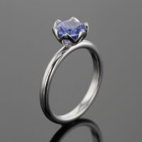 18ct white gold ring with a Tanzanite