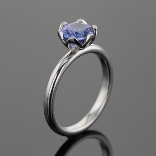 18ct white gold ring with a Tanzanite