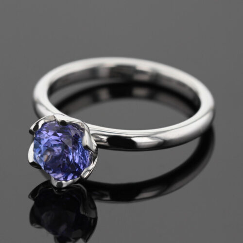 18ct white gold ring with a Tanzanite