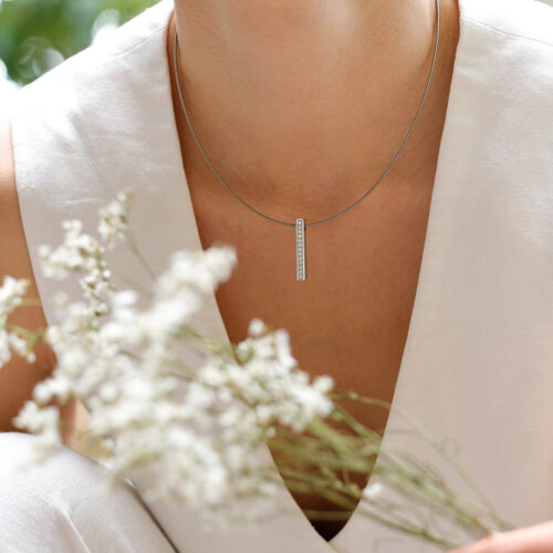 Elegant pendant in 18ct white gold with diamonds