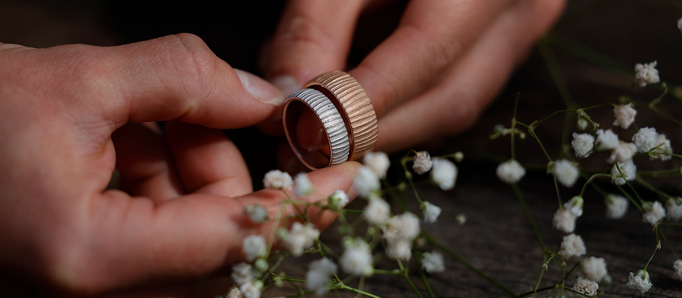 Wedding rings in gold with rills